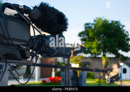 Professionelle Kamera mit Farbfiltern auf einem Stativ leuchtenden tv und Film im Freien Stockfoto