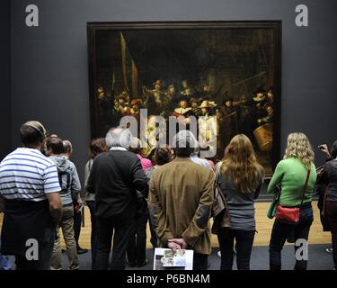 Besucher betrachten Die Nachtwache von Rembrandt (1606-1669). Rijksmuseum. Amsterdam. Niederlande. Stockfoto