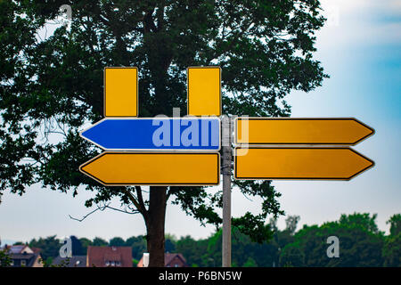 Leere direktionale Verkehrszeichen gegen Park. metall Pfeile auf dem Schild. Stockfoto
