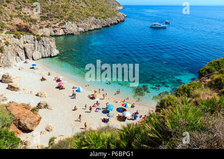 Der Naturpark Zingaro, Sizilien, Italien - 17. JUNI 2017: Paradies meer Bucht mit azurblauem Wasser und Strand Blick von der Küste weg. Stockfoto