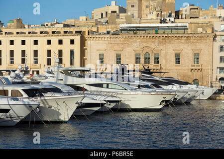 Boote und teure private Super Yachten vor Anker in Vittoriosa Yacht Marina. Im Hintergrund ist Birgu, AKA Città Vittoriosa. Malta. (91) Stockfoto