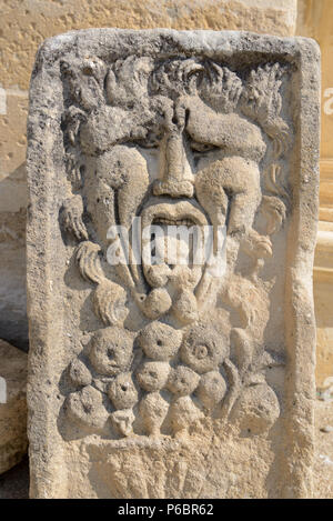 Der Grüne Mann Steinbildhauerei, seltsame Stein Gesicht oder Theater Maske im Innenhof von Grignan Château Drôme Frankreich Stockfoto