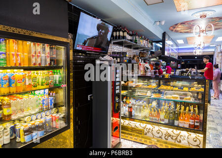 Kebab und Salat Bar/Theke und die Mitarbeiter an der Moo Kebab, Moo's Kebab, Gzira, Malta, Malta. Es ist ein türkischer Kebab Restaurant. (91) Stockfoto