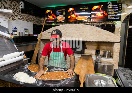 Pizza Chef Pizza vorbereiten Vor der Pizzeria Backofen auf der Moo-Kebab, Moo's Kebab, Gzira, Malta, Malta. Es ist ein türkischer Kebab Restaurant. (91) Stockfoto