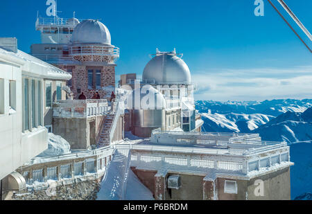 Frankreich, Hautes Pyrenees, La Mongie, Pic du Midi de Bigorre Observatory (2.877 m) von Schnee bedeckt Stockfoto