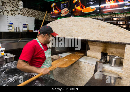 Pizza Chef Pizza vorbereiten Vor der Pizzeria Backofen auf der Moo-Kebab, Moo's Kebab, Gzira, Malta, Malta. Es ist ein türkischer Kebab Restaurant. (91) Stockfoto