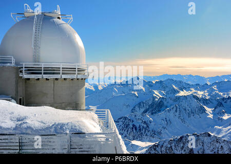 Frankreich, Hautes Pyrenees, La Mongie, Pic du Midi de Bigorre (2.877 m) von Schnee bedeckt Stockfoto