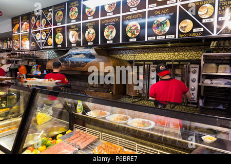 Kebab und Salat Bar/Theke und die Mitarbeiter an der Moo Kebab, Moo's Kebab, Gzira, Malta, Malta. Es ist ein türkischer Kebab Restaurant. (91) Stockfoto