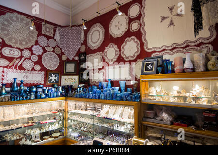 Joseph Busuttil Handgefertigte maltesischer Spitze und Souvenir shop / store in Valletta, Malta. (91) Stockfoto