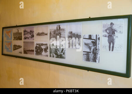 Gerahmte Fotografien der Britischen und der maltesischen Kriegszeiten Führer und wichtige militärische Persönlichkeiten in Malta während des Zweiten Weltkrieges. An der Wand der Lascaris War Rooms. Stockfoto