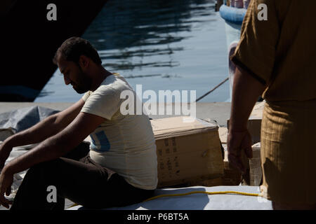 Iranische Dhow Matrosen in Deira, Dubai Stockfoto