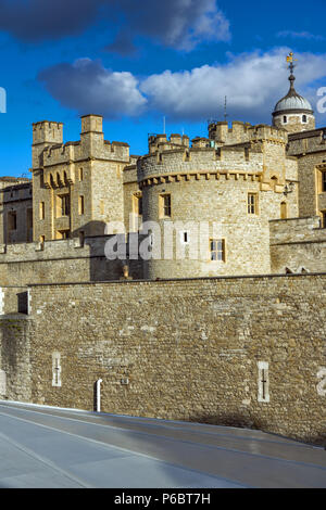 LONDON, ENGLAND - 15. JUNI 2016: Historische Tower von London, England, Großbritannien Stockfoto