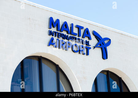 Stoßfänger vorn/außen/Fassade - und Drop off road - vor Malta International Airport. Insel Malta. (91) Stockfoto