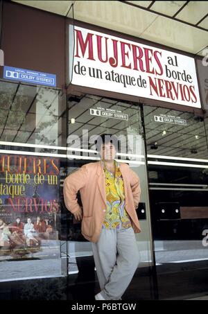 ALMODOVAR, PEDRO. DIRECTOR DE CINE ESPAÑOL. CALZADA DE CALATRAVA 1949 -. FOTOGRAFIADO ANTE EL CINE CON SU PELICULA, MUJERES AL BORDE DE UN ATAQUE DE NERVIOS, 1988. Stockfoto