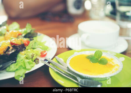 Lemon Pudding im Cafe Stockfoto