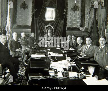PRIMO DE RIVERA, Miguel. Politisch Y MILITAR ESPAÑOL. JEREZ DE LA FRONTERA, 1870 - 1930. PRESIDIENDO UN CONSEJO DE MINISTROS. Stockfoto