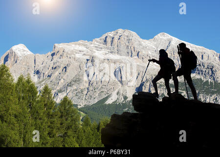 Wanderer mit Rucksäcken erreicht den Gipfel des Berges. Erfolg, Freiheit und Glück, Erfolg in den Bergen. Aktiver Sport Konzept. Stockfoto