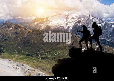 Wanderer mit Rucksäcken erreicht den Gipfel des Berges. Erfolg, Freiheit und Glück, Erfolg in den Bergen. Aktiver Sport Konzept. Stockfoto