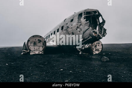 Flugzeug Wrack in Island an einem nebligen Tag ohne Menschen Stockfoto