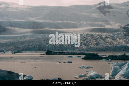 Gletscherlagune Jokulsarlon Lagune in Island. Wunderschön geformte Eisberge sonnig Stockfoto