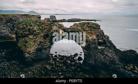 Malerische Gatklettur Arch Rock in der Nähe von Hellnar, National park Snaefellsnes Halbinsel, Island Landschaft Stockfoto