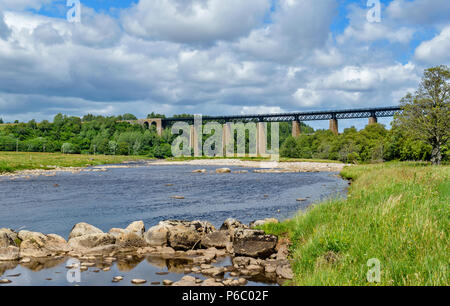 FINDHORN EISENBAHNVIADUKT TOMATIN SCHOTTLAND neu restaurierten Viadukt im FRÜHSOMMER Stockfoto