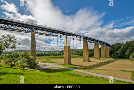 FINDHORN EISENBAHNVIADUKT TOMATIN SCHOTTLAND neu restaurierten Viadukt überspannt den Fluss UND FELDER IM FRÜHLING Stockfoto