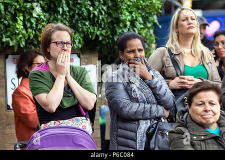 Der erste Jahrestag des 24-stöckigen Hochhauses Grenfell von Sozialwohnungen wohnungen Feuer, das 72 Menschenleben gefordert. Die Gemeinschaft versammelt als Minuten Stille wurde abgehalten, um die Toten, South Kensington, London, UK, 14. Juni 2018 nachkommen. Stockfoto