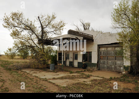 Eine verlassene Tankstelle und Garage entlang der Route 66 in der Stadt von Adrian, Texas, dem Mittelpunkt des legendären Cross-country Road. Stockfoto