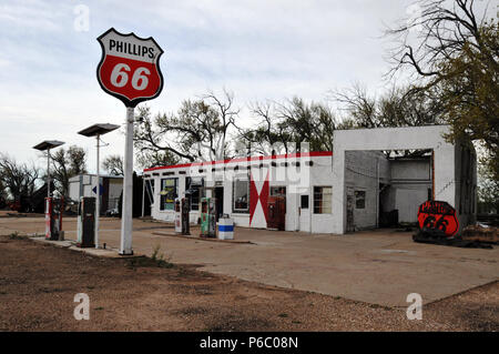 Eine alte Phillips 66 Tankstelle und Garage im Route 66 Stadt von Adrian, Texas, der Mittelpunkt auf der legendären Cross-country Road. Stockfoto