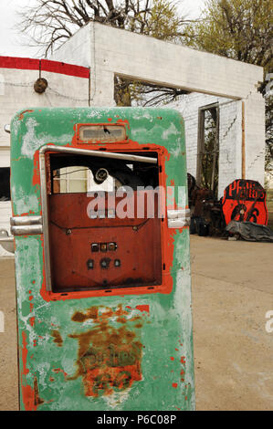 Ein Vintage gas Pumpe steht in einem alten Phillips 66 Tankstelle und Garage im Route 66 Stadt von Adrian, Texas, den mittleren Punkt auf der legendären Straße. Stockfoto