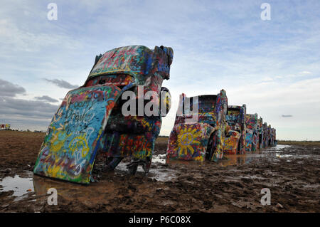 Cadillac Ranch, eine Kunst, Installation entlang der Route 66 in Amarillo, Texas. Es wurde 1974 von der Künstlerkollektiv Ant Farm erstellt wurde, mit 10 Cadillac Autos. Stockfoto