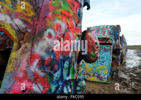 Detail einer Spray-bild auto Cadillac Ranch, eine Kunst im öffentlichen Raum Installation auf der Route 66 in Amarillo, Texas, USA, im Jahr 1974 durch die kollektive Ant Farm erstellt. Stockfoto