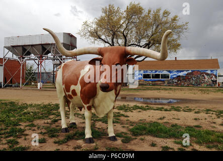 Ein Longhorn Rinder Statue steht in der Route 66 Stadt von Vega, Texas. Die Viehhaltung ist gut - im Texas Panhandle etabliert. Stockfoto