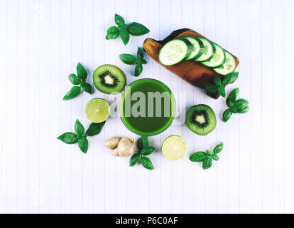 Grüne Smoothie mit Obst und Gemüse. Stockfoto