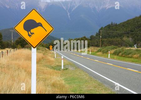 Neuseeland Symbol - Kiwi unterzeichnen. Tasman region Straße. Konzentrieren Sie sich auf die Beschilderung. Stockfoto