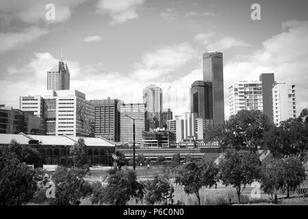 Melbourne Skyline von der Docklands gesehen. Schöne, moderne Stadt in Australien. Schwarze und weiße Ton - retro monochrome Farbe Stil. Stockfoto