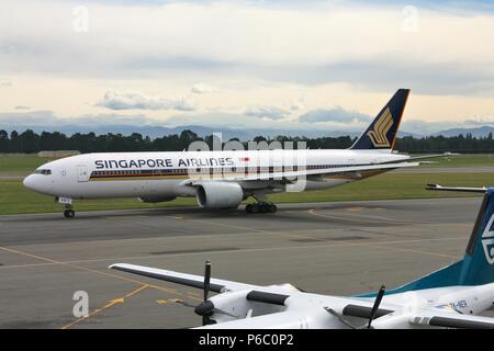 CHRISTCHURCH, NEUSEELAND - 17. MÄRZ 2009: Singapore Airlines Boeing 777 am Flughafen Christchurch. Singapore Airlines hatte einen operativen Gewinn von 359 Mio. SGD. Stockfoto