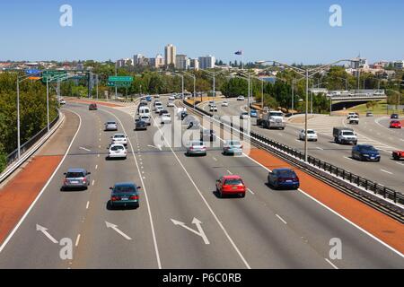 PERTH, Australien - 6. FEBRUAR 2009: Autobahn Verkehr in Perth. Perth hat das höchste Fahrzeug Eigentum rate in Australien (77 Fahrzeuge pro 100 Personen) Stockfoto