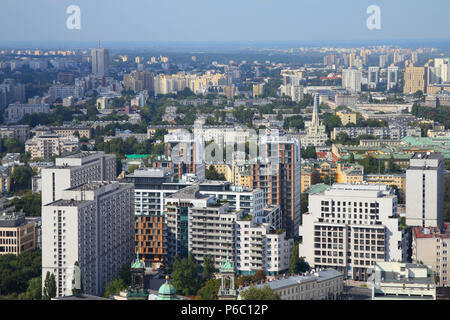 Warschau, Polen. Blick auf die Wolkenkratzer und ältere Architektur von den berühmten Palast der Kultur und Wissenschaft, das höchste Gebäude in Polen. Stockfoto