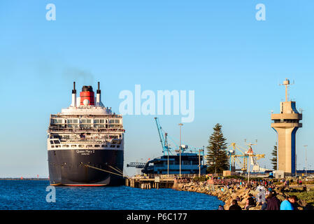 Adelaide, Australien - 16. Februar 2018: Cunard Line RMS Queen Mary 2 mit Menschen an Bord Fertig zum Abflug für eine Kreuzfahrt von äußeren Hafen in Port Stockfoto