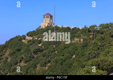 Orthodoxe Kirche und Weg zum Grab von Erzbischof und Präsident Makarios III bei Throni in der Nähe von Kloster Kykkos in Zypern Stockfoto