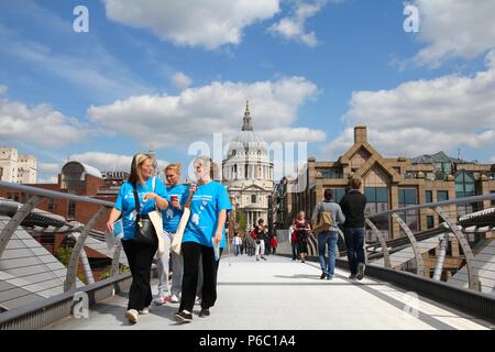 LONDON - 13. Mai: Leute die Millennium Bridge zu Fuß am 13. Mai 2012 in London. Mit mehr als 14 Millionen internationale Ankünfte im Jahr 2009, London ist die Stockfoto