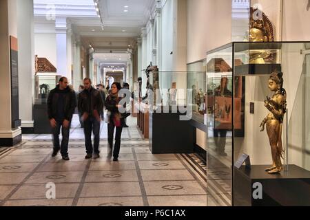 LONDON - 14. Mai: Besucher bewundern Kunst von Indien im Victoria und Albert Museum am 14. Mai 2012 in London. Mit mehr als 2.2 Millionen jährlichen Besuchern (200 Stockfoto