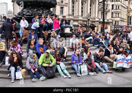 LONDON - 13. Mai: die Menschen besuchen Sie Piccadilly Circus am 13. Mai in London 2012. Mit mehr als 14 Millionen internationale Ankünfte im Jahr 2009, London ist die Mos Stockfoto