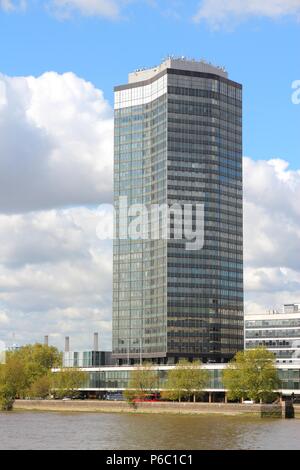 LONDON - 16. Mai: Millbank Tower skyscraper am 16. Mai 2012 in London. Der Wolkenkratzer wurde 1963 fertiggestellt, ist 118 m hoch und ist Z.z. ein Grad II l Stockfoto