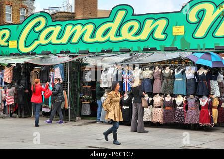 LONDON - 15. Mai: Besucher entlang der Marktstände am 15. Mai 2012 in Camden Town, London. Laut TripAdvisor, Camden Town ist derzeit einer der t Stockfoto