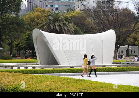 HIROSHIMA, Japan - 21 April, 2012: die Menschen besuchen Peace Memorial Museum Hiroshima, Japan. Es informiert die Menschen über die berüchtigten Atombombe und wa Stockfoto