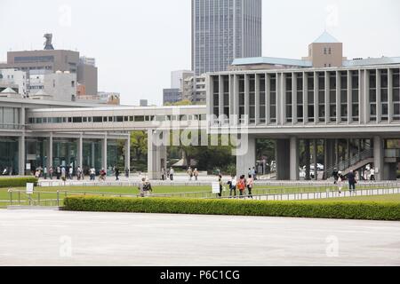 HIROSHIMA, Japan - 21 April, 2012: die Menschen besuchen Peace Memorial Museum Hiroshima, Japan. Es informiert die Menschen über die berüchtigten Atombombe und wa Stockfoto