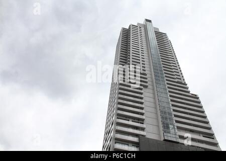 HIROSHIMA, Japan - 21. APRIL 2012: Urban anzeigen Grand Tower in Hiroshima, Japan. Der Wolkenkratzer ist 166 m hoch und ist das höchste Gebäude in Hiroshima. Stockfoto